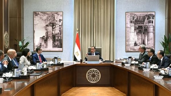 رئيس الوزراء يستعرض مشروع استغلال كاولين الرمال