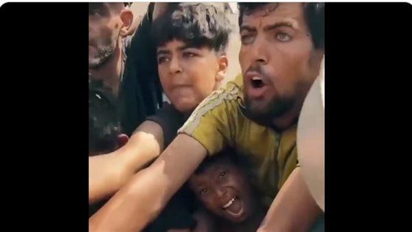 مقطع فيديو يوثق صرخات طفل يختنق وسط الزحام بطوابير توزيع الطعام بغزة