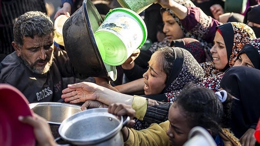 الهجمات العسكرية تتواصل ضد غزة والحصار يفتك بالسكان ويهدد 'رغيف الخبز'