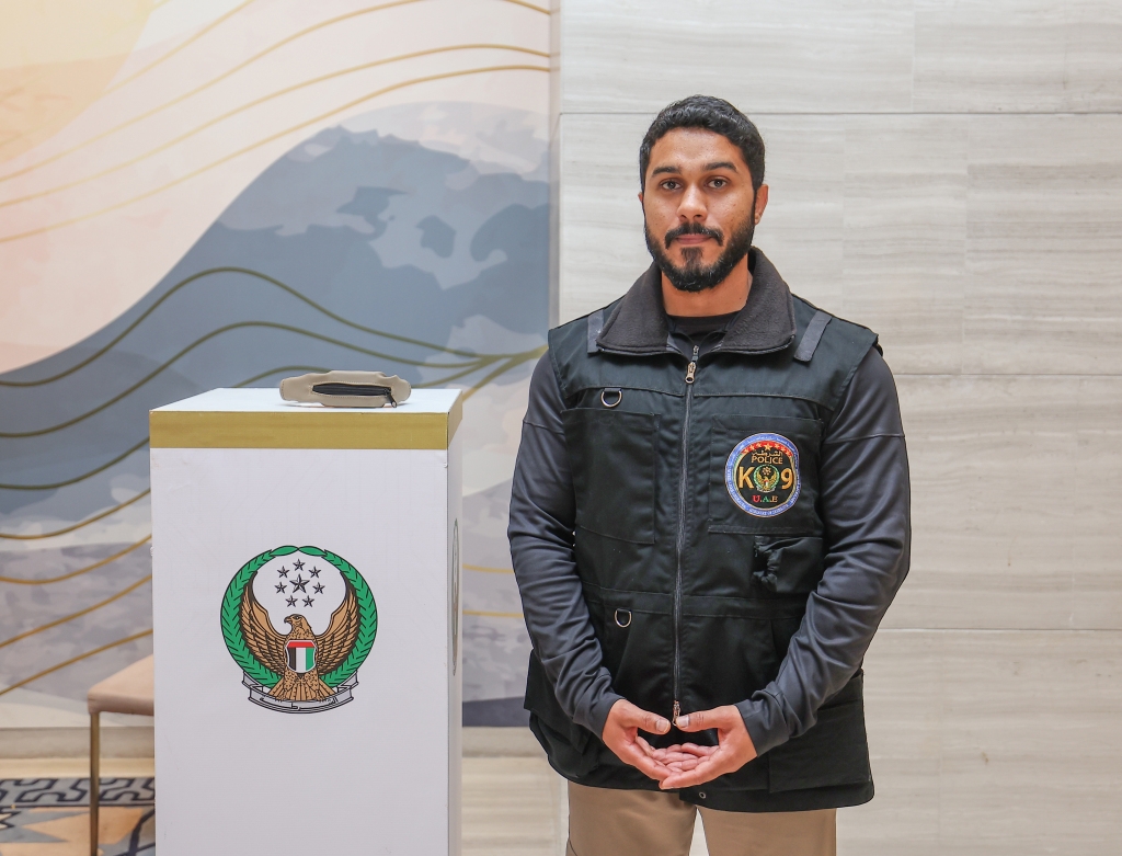 شرطة الفجيرة تطور طوقاً ذكياً لتعقب الكلاب البوليسية في التضاريس الوعرة