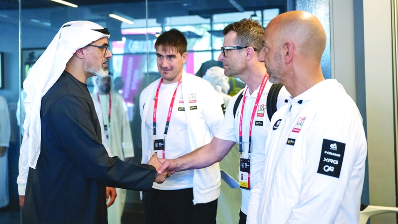 خالد بن محمد يلتقي فريق «إكس آر جي» في «طواف الإمارات»
