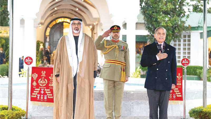 ولي عهد أبوظبي ورئيس وزراء باكستان  يبحثان سُبل تعزيز العلاقات الثنائية