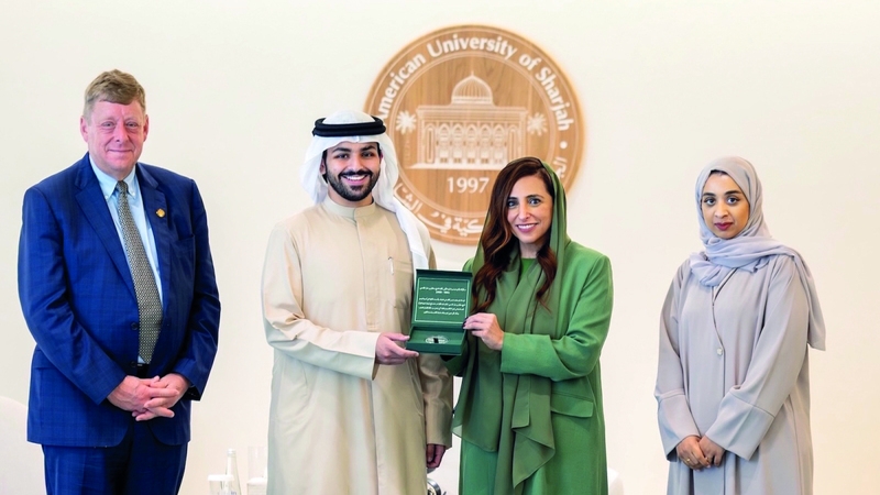 بدور القاسمي تكرّم طاقماً تمثيلياً على أداء رواية «الخنجر المرهون»