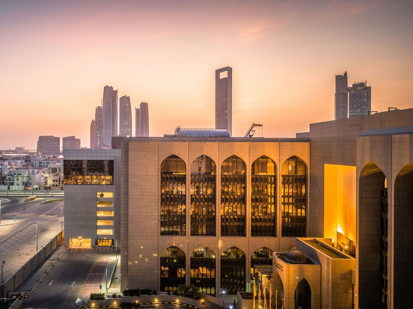 المصرف المركزي يفرض 4.1 مليون درهم غرامات مالية على 3 شركات صرافة