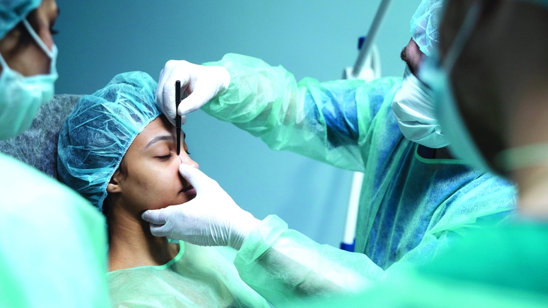 عمليات تجميل تستبدل «الوجه الحسن» بملامح مصطنعة ومتشابهة