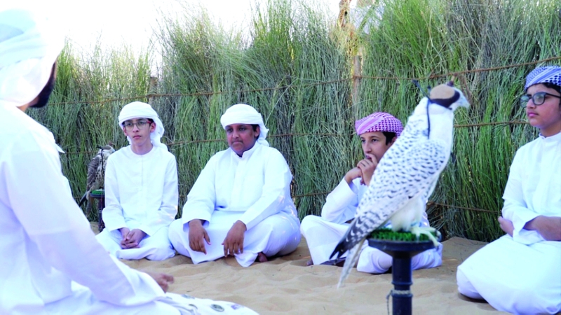 مدرسة محمد بن زايد للصقّارة تربّي أجيالاً على حب التراث