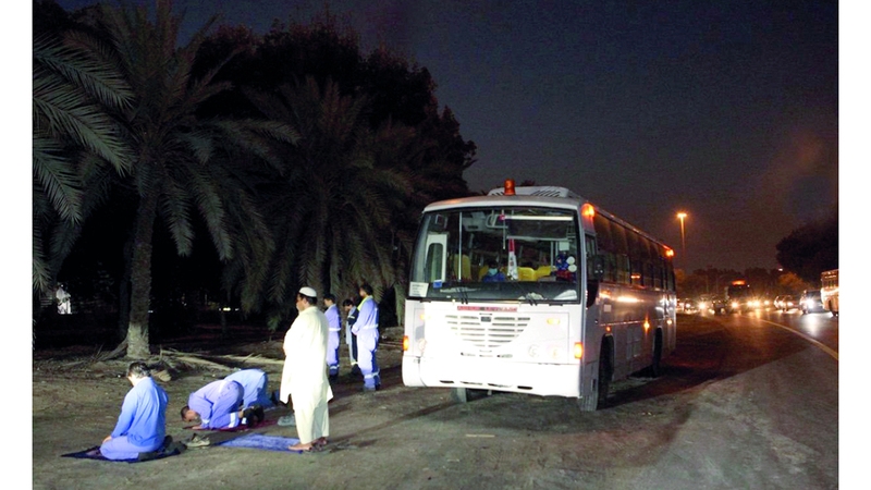 سائقون يؤدون الصلاة على «كتف الطرق» السريعة