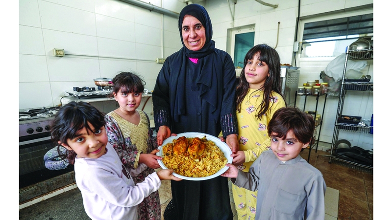 «أم عبدالله» تقدم وجبات الإفطار بنكهة العطاء