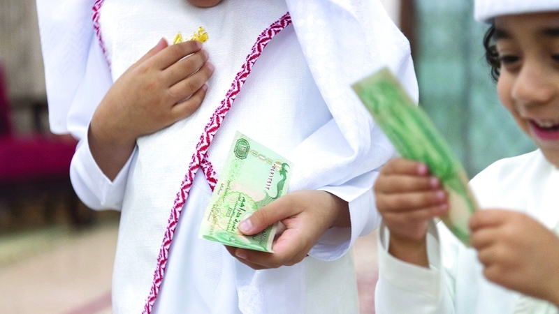 «العيدية» تنشط «هرمون السعادة» عند الأطفال والزوجات