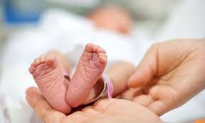 أطباء يعثرون على جنين في بطن شقيقه التوأم