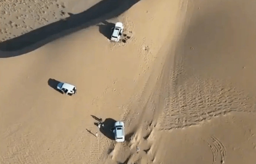 عائلة تاهت في صحراء السعودية: شربنا ماء "الراديتر" وأكلنا ورق الشجر