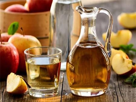 منها ضبط سكر الدم.. 7 فوائد لشرب خل التفاح قبل النوم