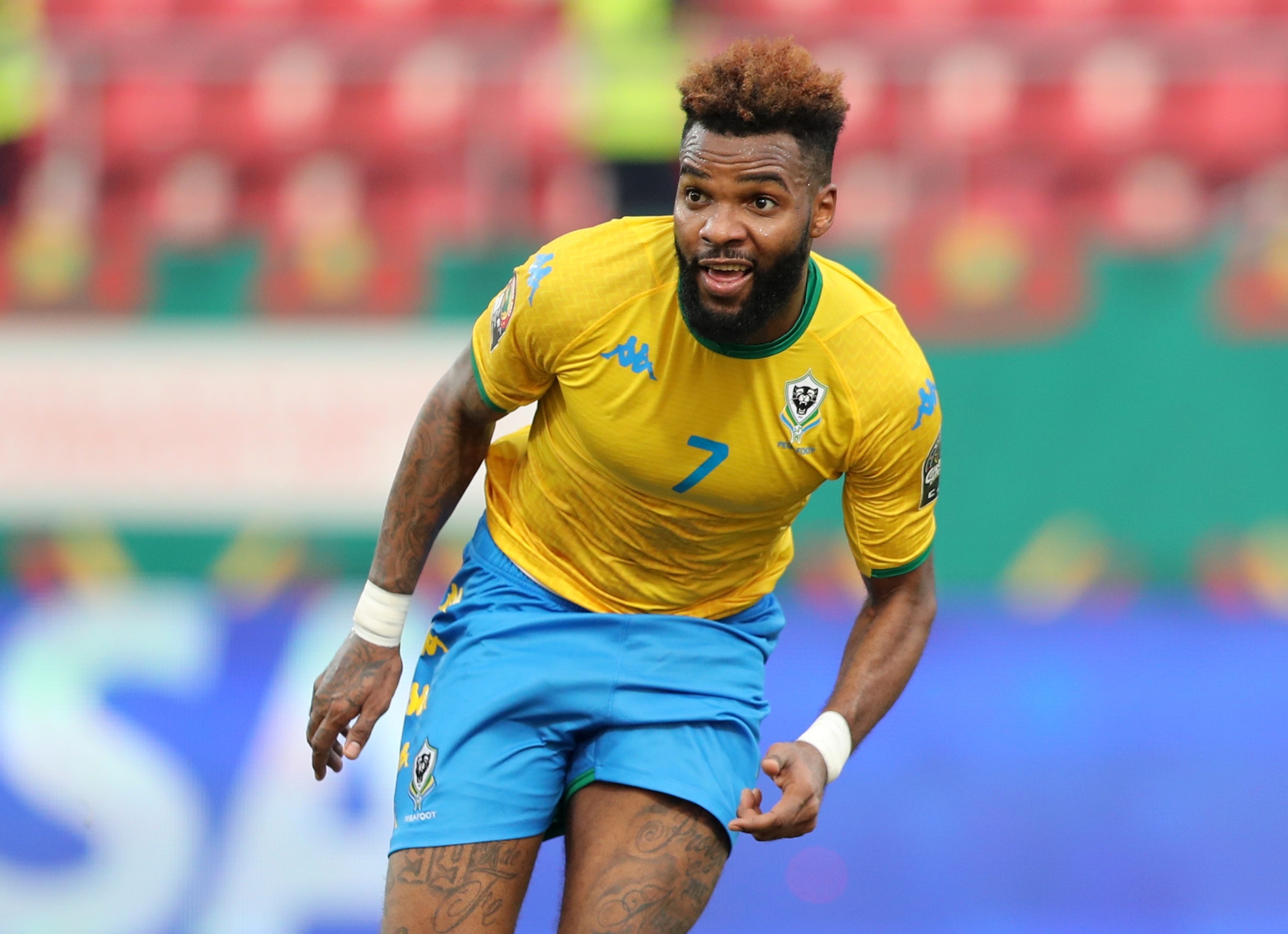 وفاة مهاجم منتخب الغابون بعد سقوطه من الطابق الـ11