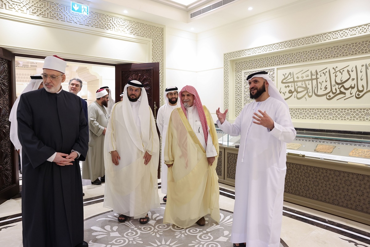 إمام وخطيب الحرم المكي يشيد بأدوار مجمع القرآن الكريم بالشارقة