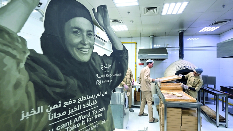 إماراتية تجبر خواطر الناس بـ «مليون رغيف»