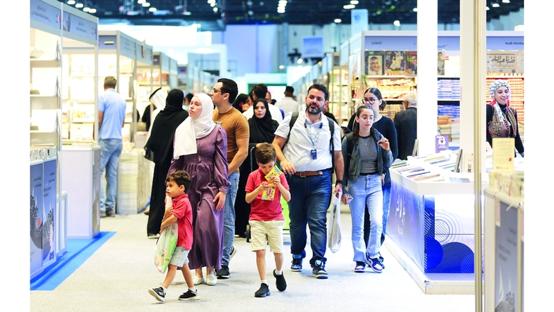 زوار «أبوظبي للكتاب» يتجولون في شارع المتنبي.. ويستريحون «في ظلال الغاف»