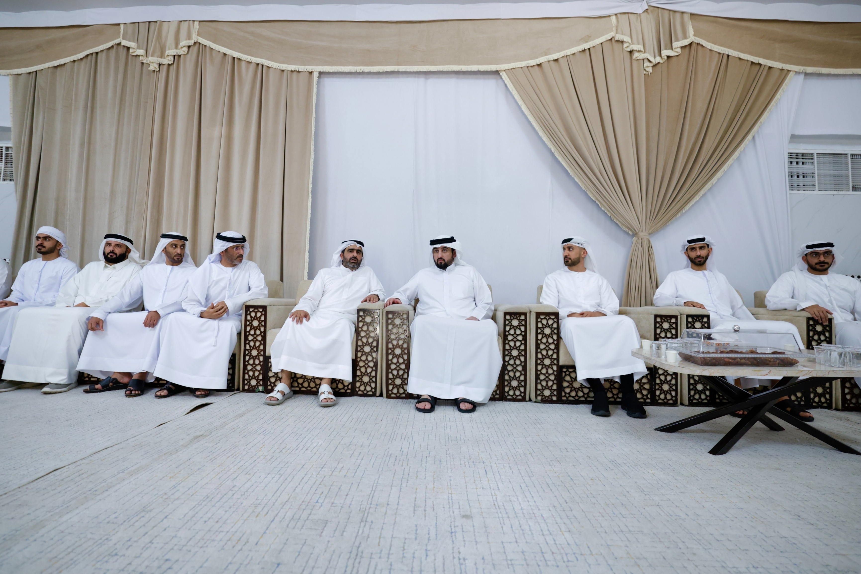 أحمد بن محمد يقدم واجب العزاء في وفاة علي السيد السادة