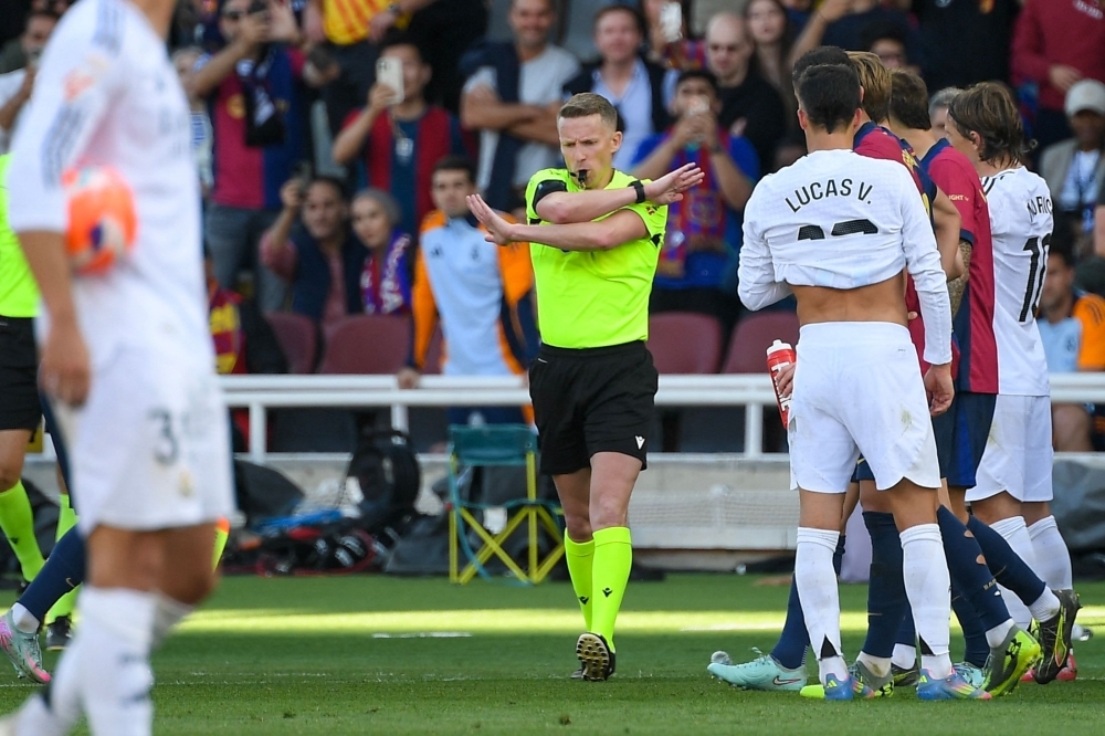 فضيحة في غرفة الفيديو خلال "كلاسيكو" برشلونة وريال مدريد (فيديو)