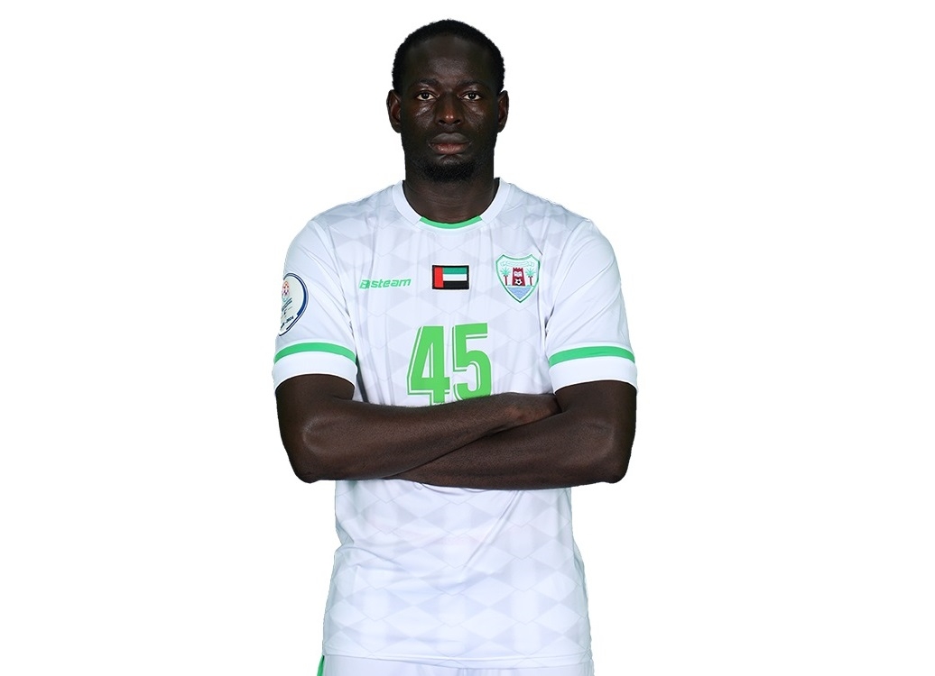 دخل الملعب وخرج مطروداً بعد 15 ثانية.. واقعة نادرة في ملاعب الإمارات (فيديو)