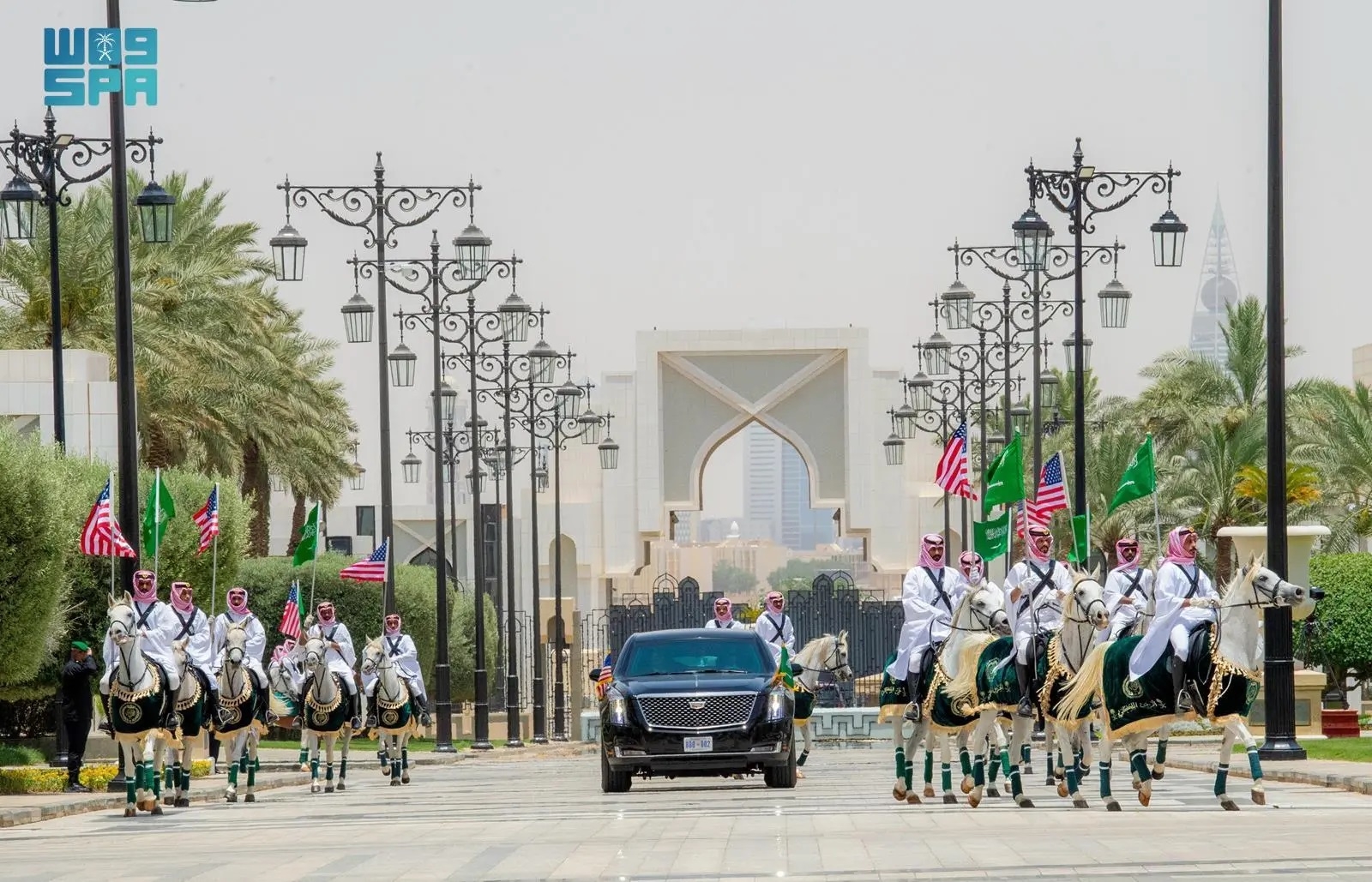الخيول العربية ترافق موكب ترامب في قصر اليمامة (فيديو)