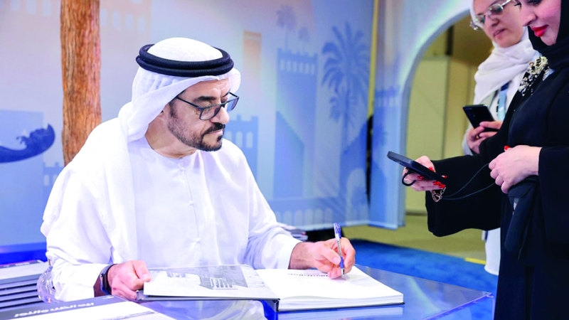 «رائد إماراتي بيننا».. جاسم العوضي مصوّر  بـ «وسام الشرف»
