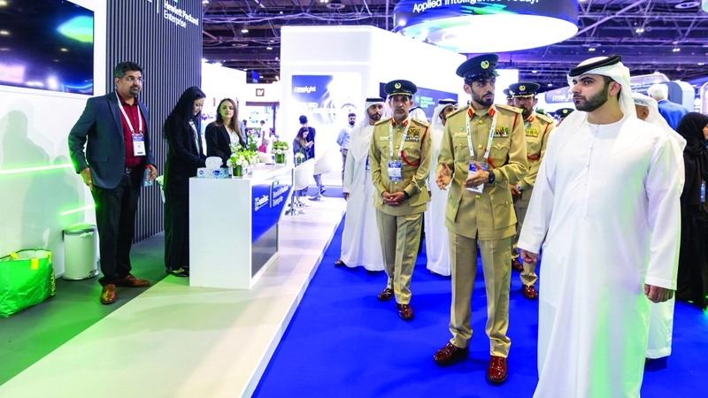 منصور بن محمد يطّلع على تقنيات الذكاء الاصطناعي الأمنية في «معرض القمة الشرطية»