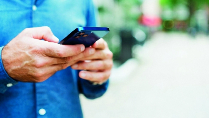 مشاة يتصفحون «التواصل الاجتماعي» أثناء عبور الإشارات الضوئية