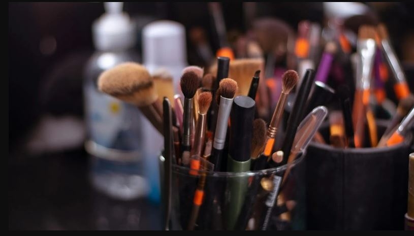 معلومات صادمة عن مدى قذارة فراشي المكياج