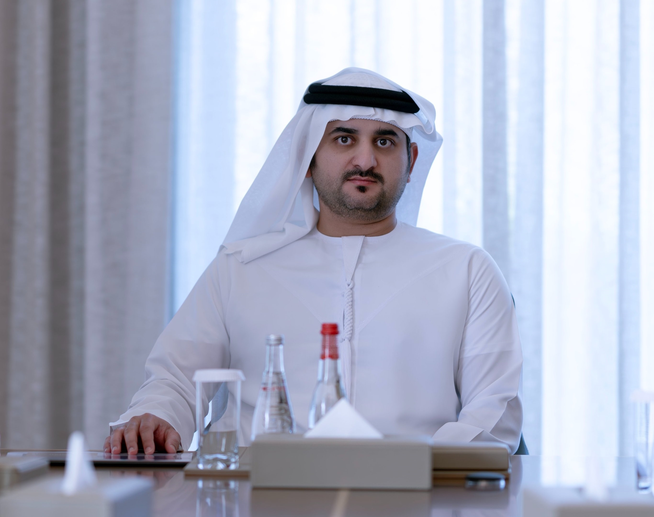 مكتوم بن محمد يصدر قراراً بشأن الحماية الوظيفيّة للمُوظّف العام المُبلِّغ عن المُخالفات المالية والإدارية
