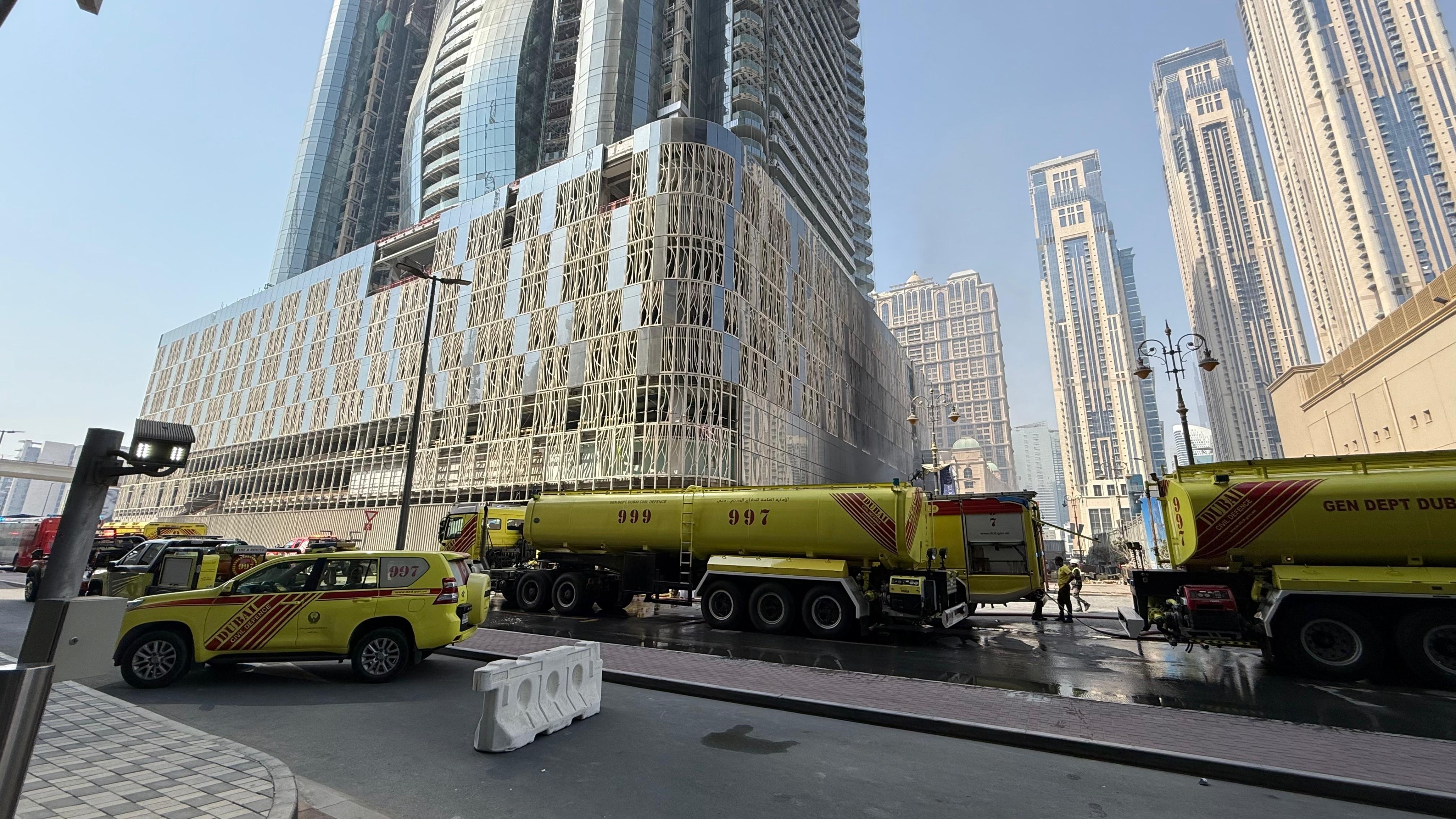 دفاع مدني دبي يسيطر على حريق بمبنى قيد الإنشاء بمنطقة الحبتور سيتي