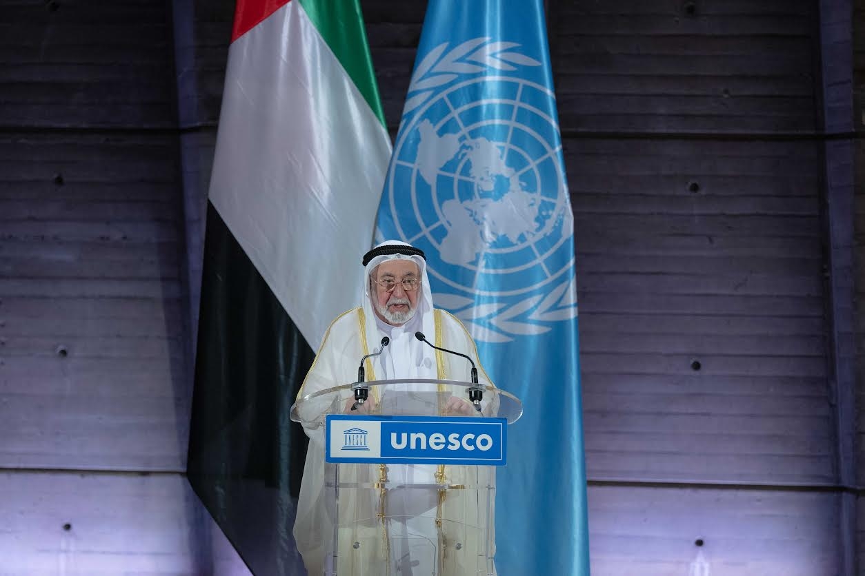 حاكم الشارقة يتسلم تكريماً خاصاً من اليونسكو