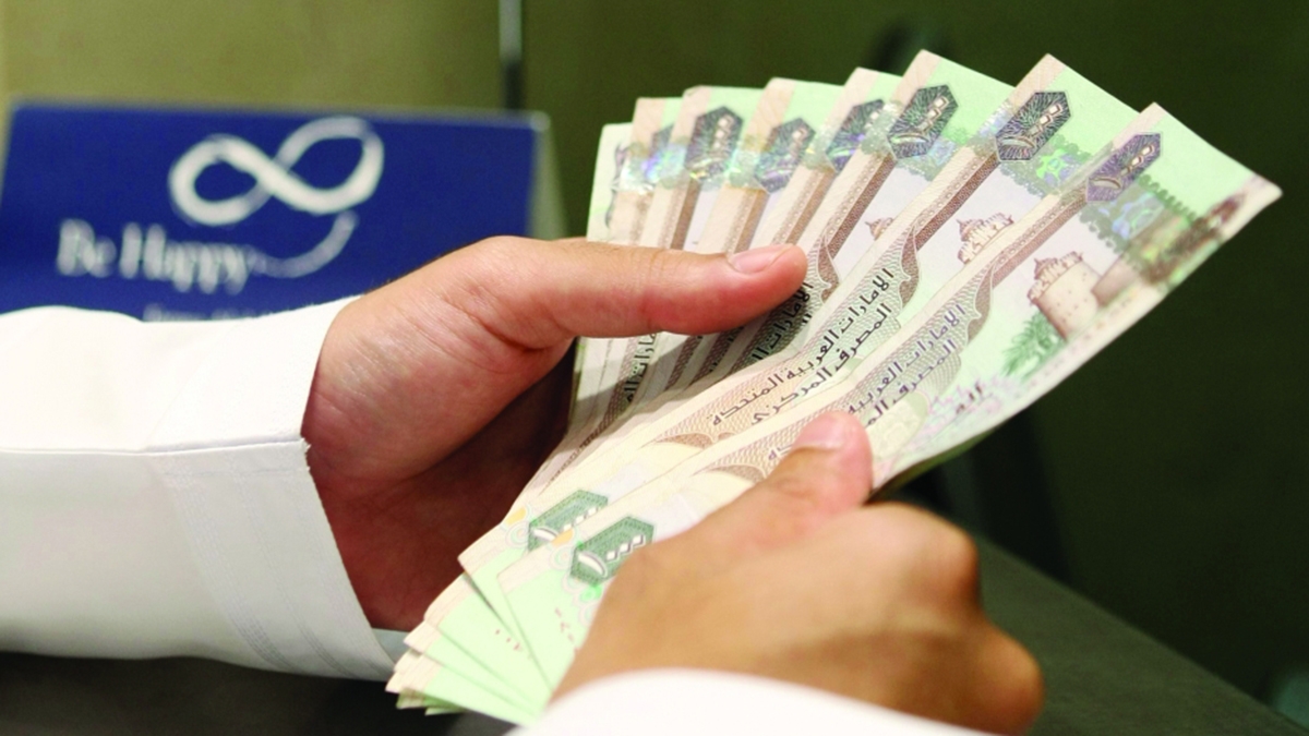 متعاملون ينتقدون رفع الحد الأدنى للرصيد إلى 5000 درهم ويطالبون «المركزي» بالتدخل
