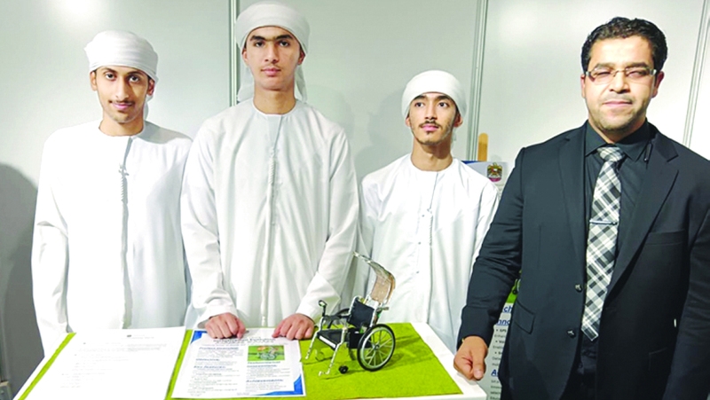 3 طلبة أصحاب همم يبتكرون كرسياً ذكياً متحركاً