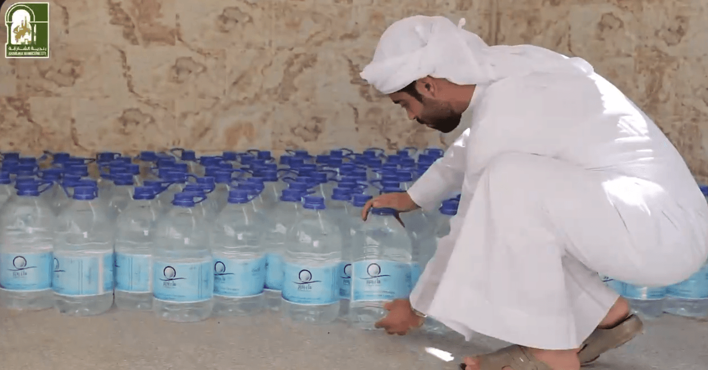 بلدية الشارقة تحذّر من تداول مياه زمزم وتدعو المستهلكين للامتناع عن شرائها