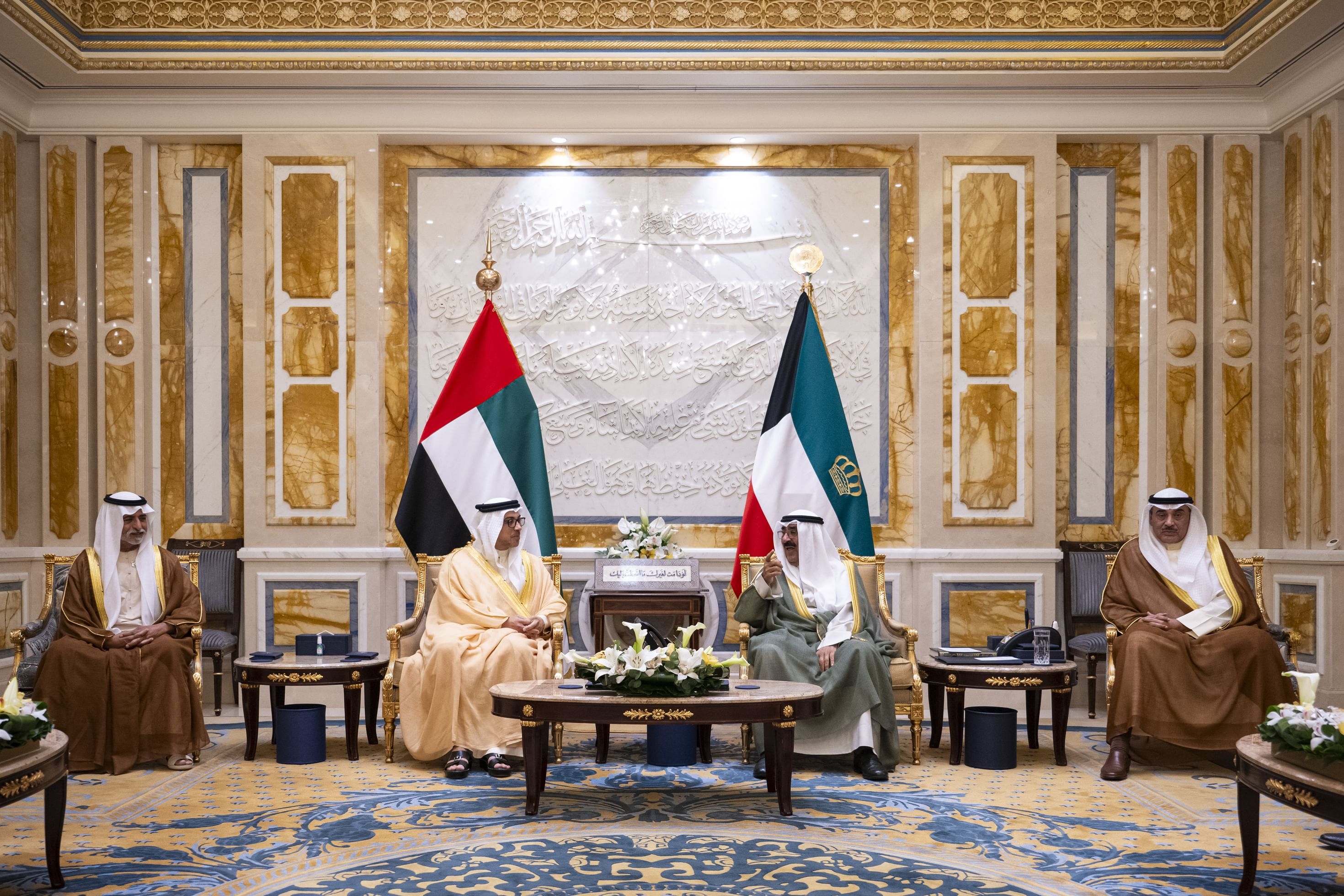 أمير الكويت ومنصور بن زايد يبحثان العلاقات الأخوية وتعزيز التعاون المشترك بين البلدين