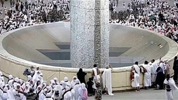 في مشعر منى.. الحجّاج يرمون جمرة العقبة