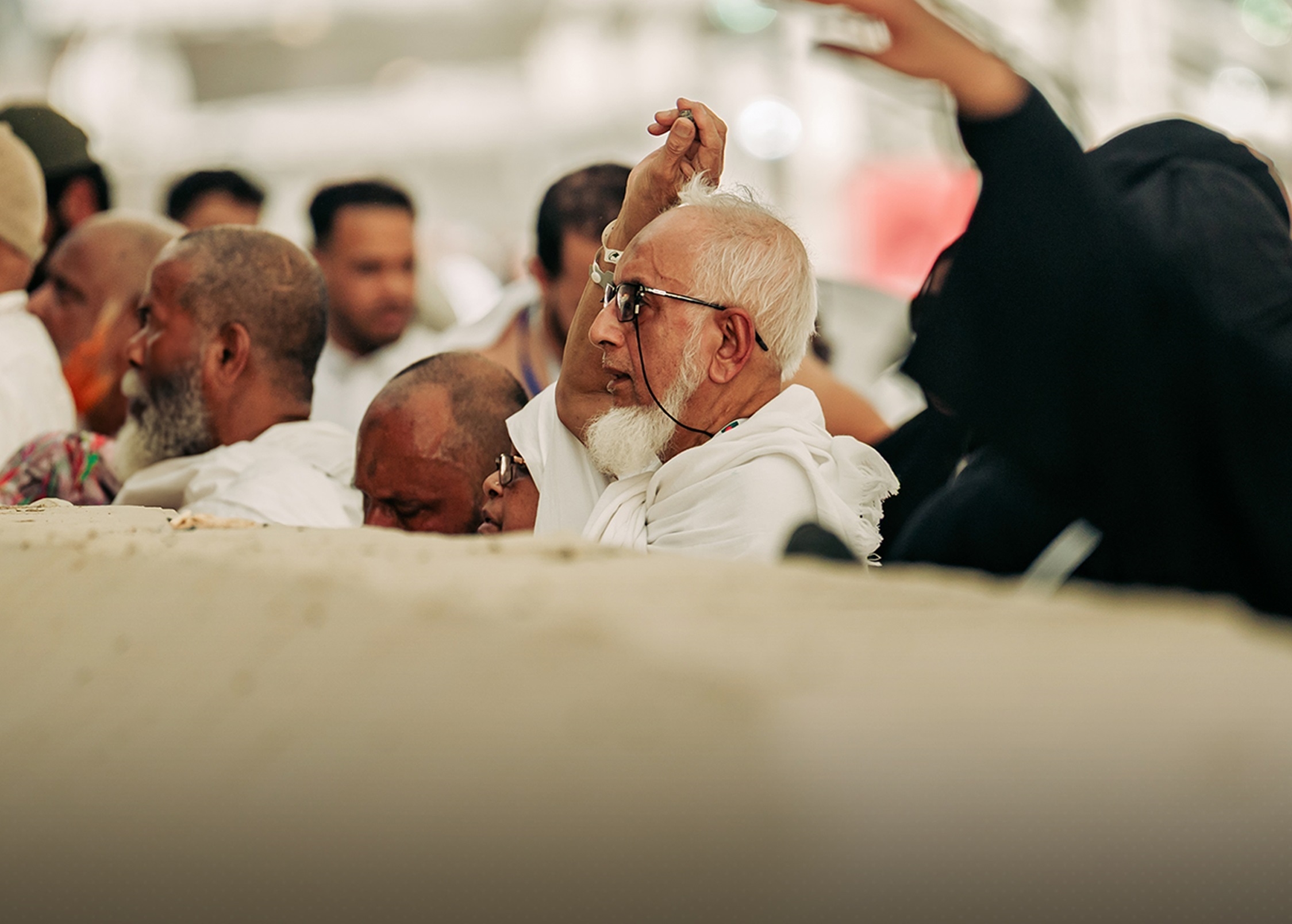 الحجاج يرمون الجمرات الثلاث في أول أيام التشريق