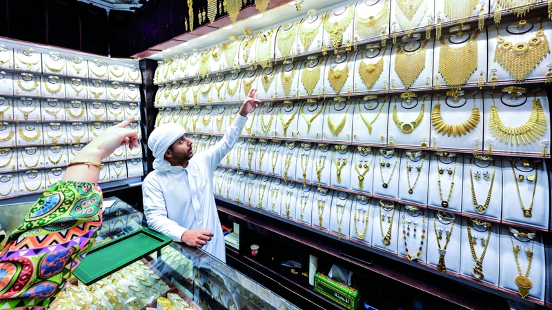 «العيد» يحفز الطلب على هدايا المشغولات الذهبية