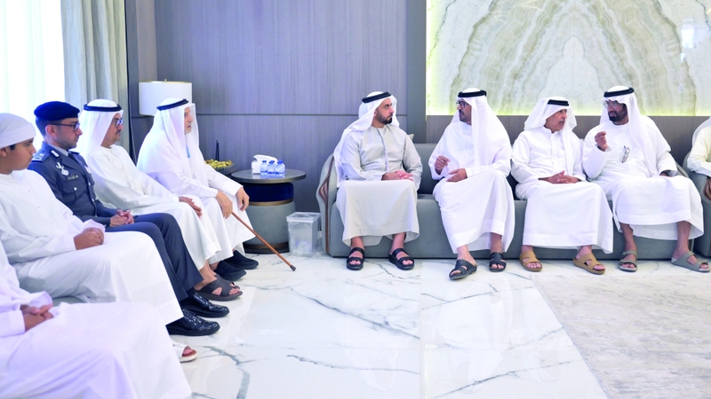 سيف بن زايد يقدم واجب العزاء في وفاة والدة راشد ثاني المطروشي