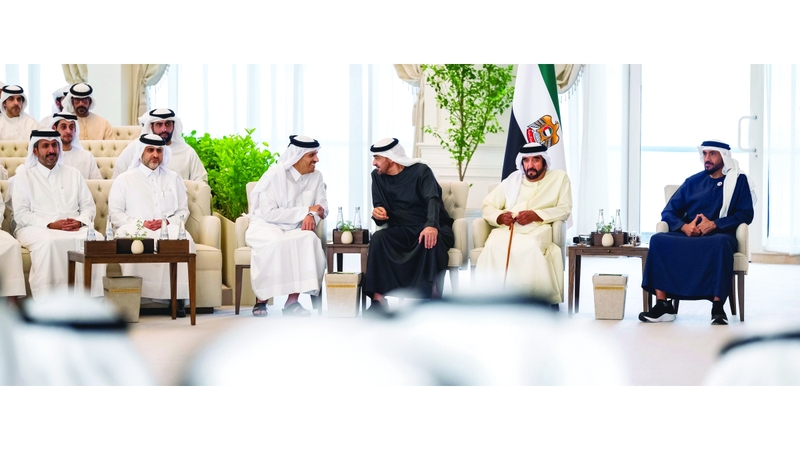 رئيس الدولة يبحث مع رئيس وزراء قطر تعزيز علاقات التعاون