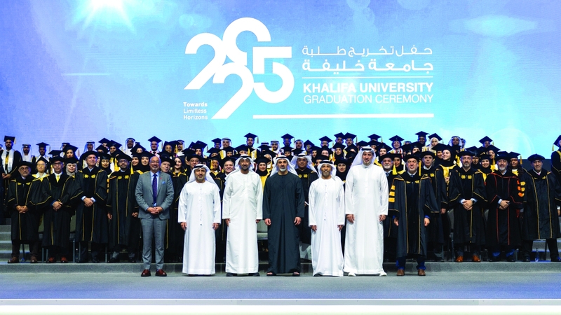 خالد بن محمد يشهد حفل تخريج جامعة خليفة لعام 2025