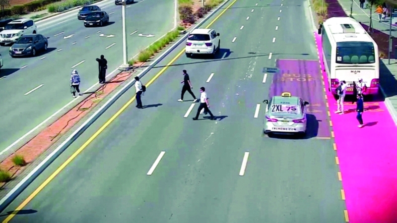 مشاة يتسببون في حوادث خطرة على طرق رئيسة بالدولة خلال 2024