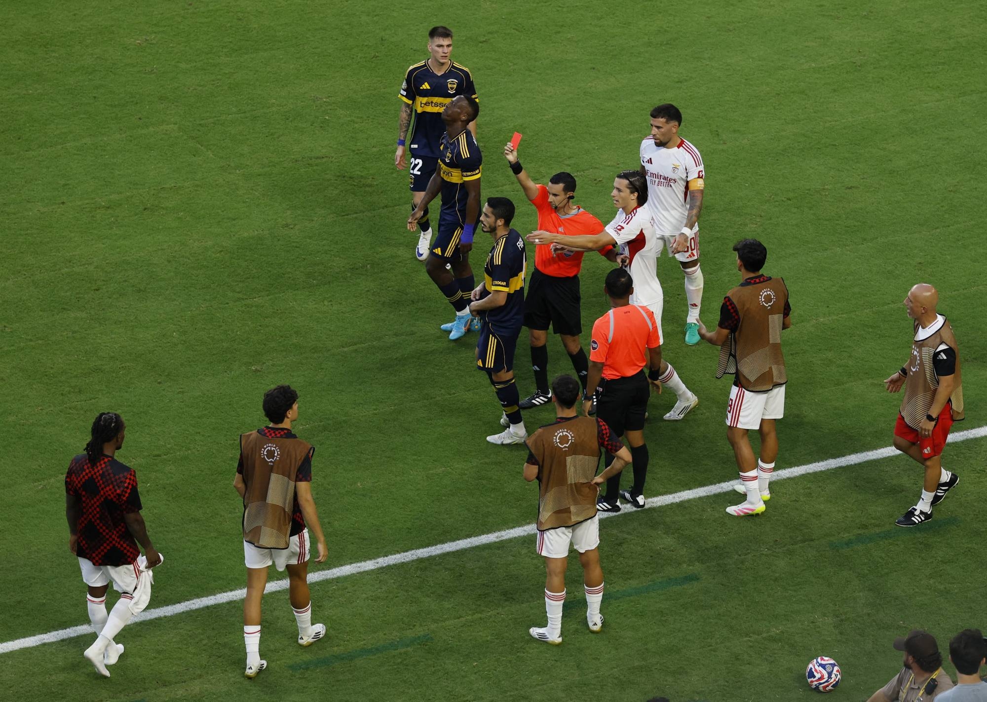 3 بطاقات حمراء و4 أهداف في قمة بوكا جونيورز وبنفيكا