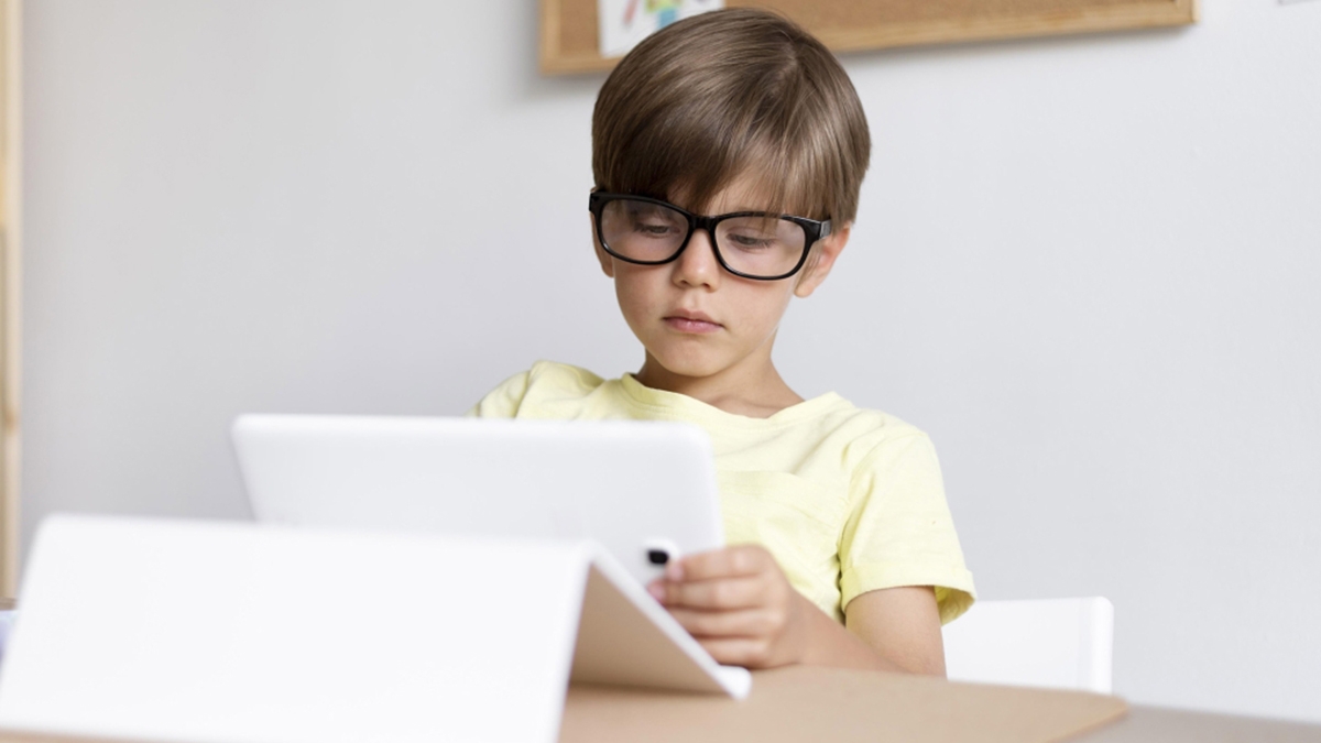 جيل الأجهزة الذكية.. نظارات طبية تلازم وجوه الأطفال