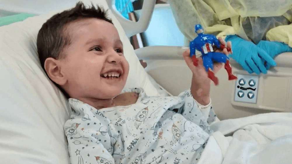 بعد فقدانه عائلته..الإمارات تخلي طفلاً من غزة للعلاج من حروق بليغة
