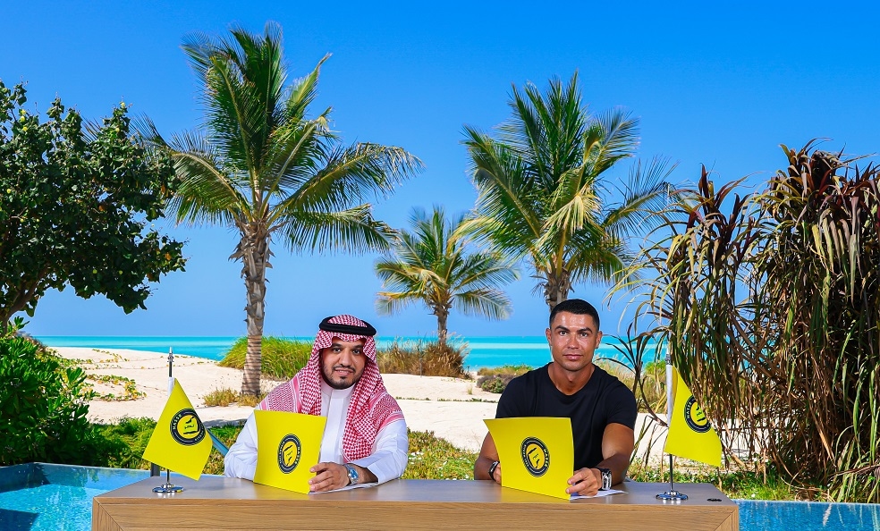 النصر يعلن تجديد عقد رونالدو حتى 2027