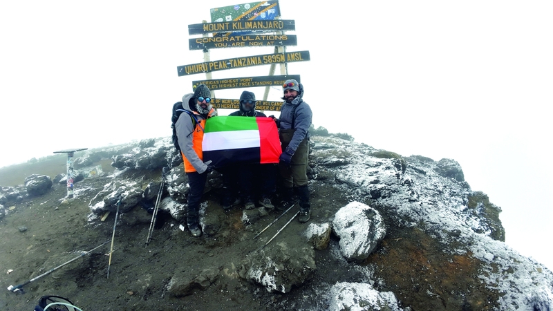متعافٍ من الإدمان في دبي يصعد أعلى قمة جبل في العالم