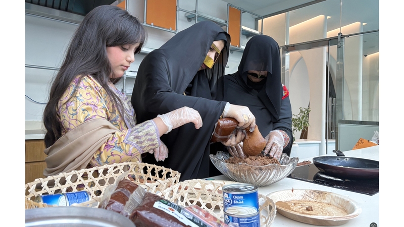 أطفال يتلقون السنع «في حضن الجدة»