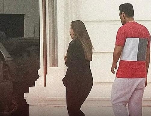فيديو..  شاب يركل فتاة بقوة والنيابة تتحرك في مصر