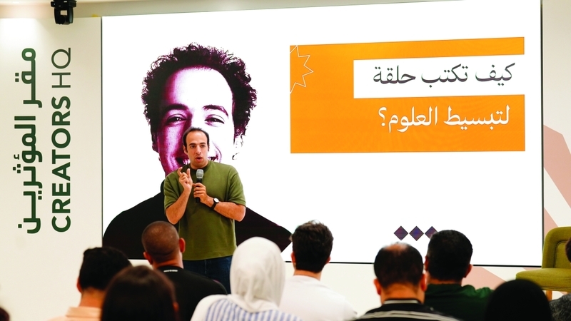 «أسرار الدحيح» في مقر المؤثرين